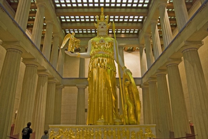 Bên trong ngôi đền còn mô phỏng bức tượng nữ thần Athena. Xưa kia, bức tượng này được làm bằng vàng ròng trong đền Parthenos ở Hy Lạp cách đây 2.500 năm nhưng nó đã bị mất tích theo thời gian bởi các cuộc chiến tranh và sự tàn phá của con người - đền Parthenos ở Mỹ