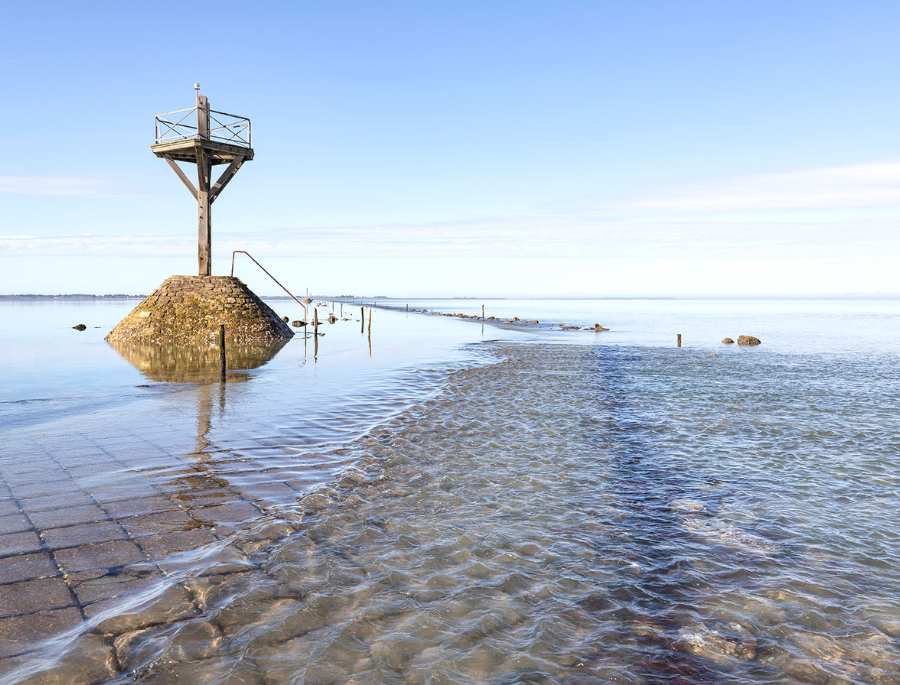 Passage du Gois dài khoảng 4,1 km và mỗi ngày, nó chỉ lộ ra trong vài giờ ngắn ngủi trước khi bị nhấn chìm bởi dòng nước biển Đại Tây Dương