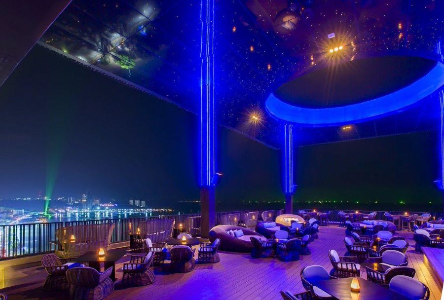 Bước vào Horizon Bar, bạn như lạc bước vào thế giới sang trọng, tinh tế với tầm nhìn ngoạn mục ra biển Pattaya