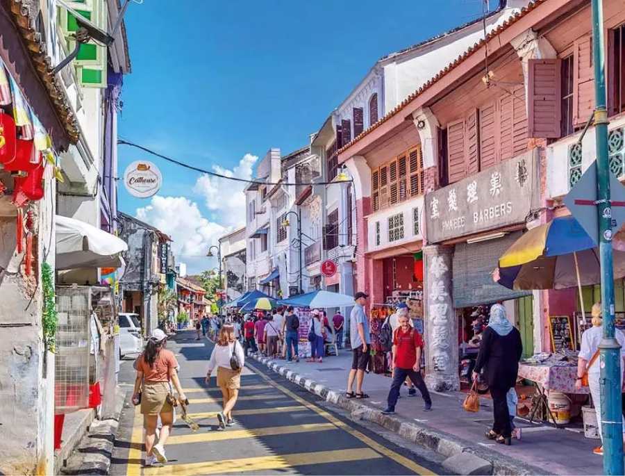 Du khách có thể dạo bước trên những con phố cổ kính, chiêm ngưỡng những bức tranh tường nghệ thuật