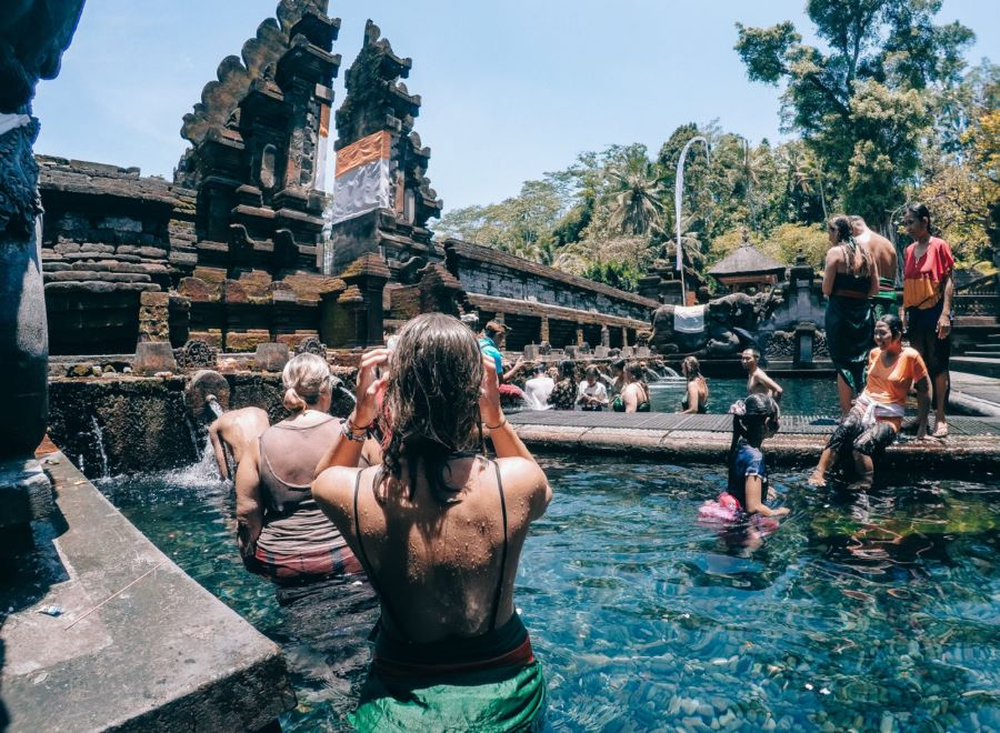 Được ngâm mình trong nước thiêng tại đền Tirta Empul
