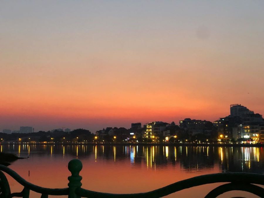 Hồ Tây không chỉ đẹp rực rỡ vào ban ngày mà còn là một địa điểm đi chơi tối ở Hà Nội vô cùng lung linh
