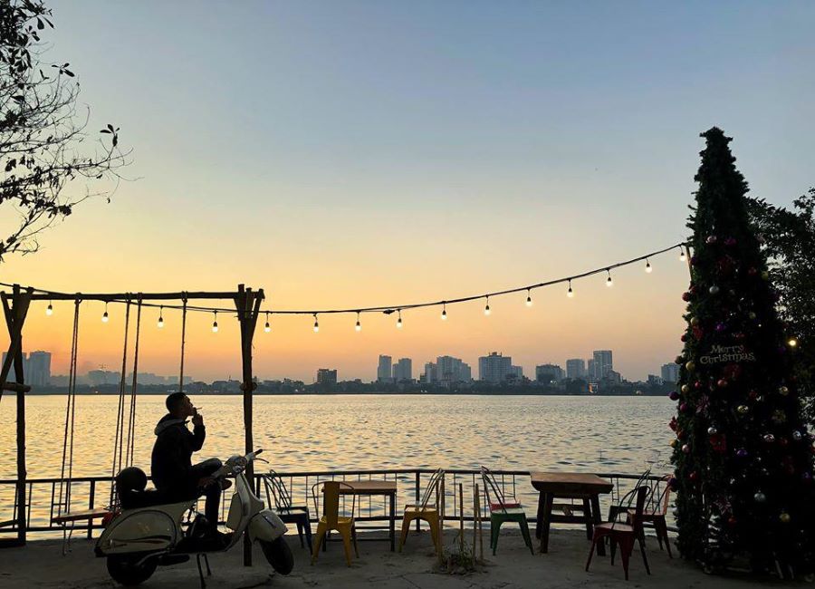 Tiếng nhạc du dương từ các quán cafe ven hồ hòa quyện cùng tiếng côn trùng rả rích tạo nên một bản giao hưởng êm đềm và du dương