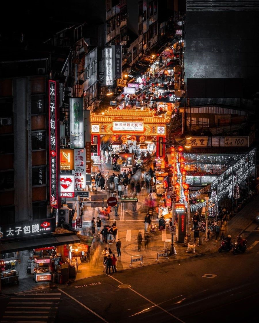 Cao Hùng không chỉ thu hút du khách bởi những điểm tham quan ấn tượng mà còn bởi những khu chợ đêm nhộn nhịp và đầy màu sắc