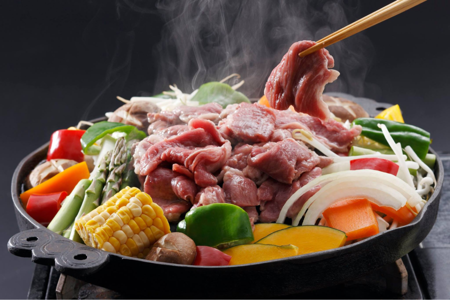 Thịt cừu nướng Jingisukan là món ăn không thể bỏ qua khi du lịch Hokkaido