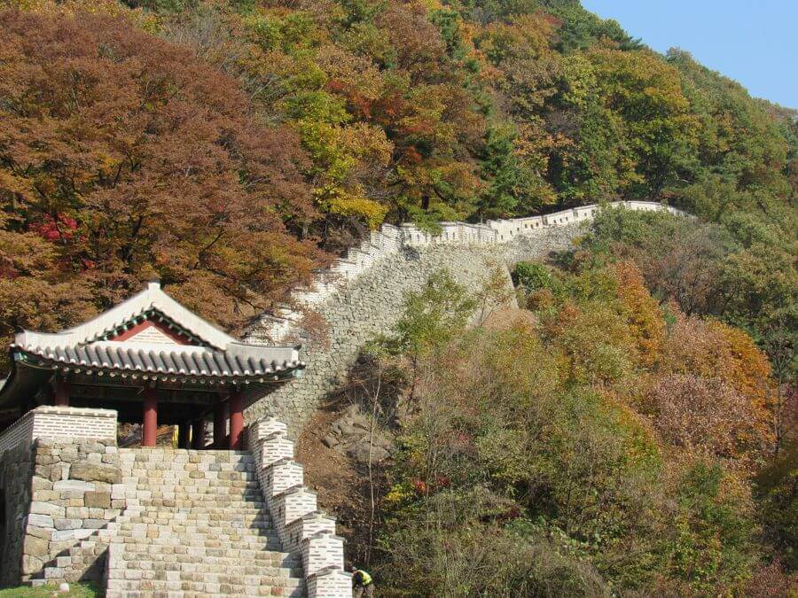 Pháo đài Namhansanseong là một di sản văn hóa thế giới nằm trên núi Namhansan