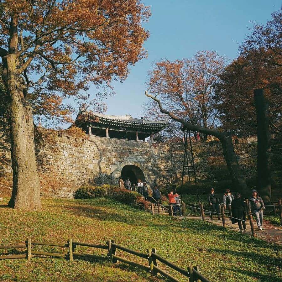 Kiến trúc của Namhansanseong còn hài hòa với cảnh quan thiên nhiên xung quanh