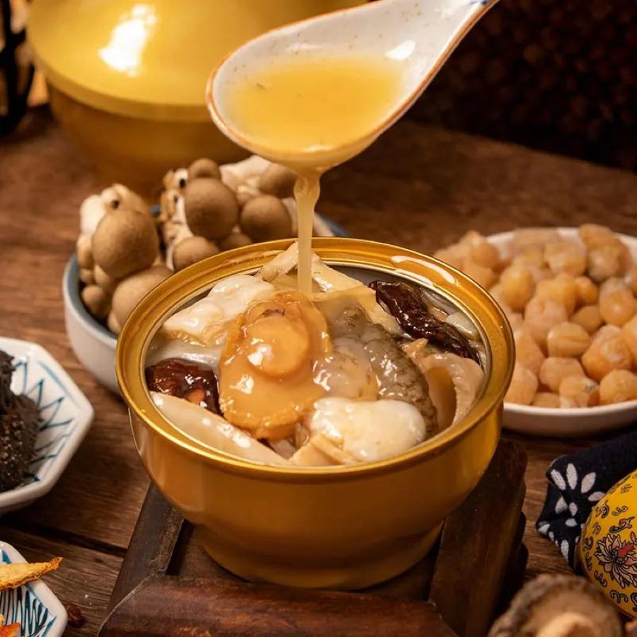 Quá trình nấu ra món Phật nhảy tường chuẩn vị Trung Hoa cũng vô cùng cầu kỳ và công phu 