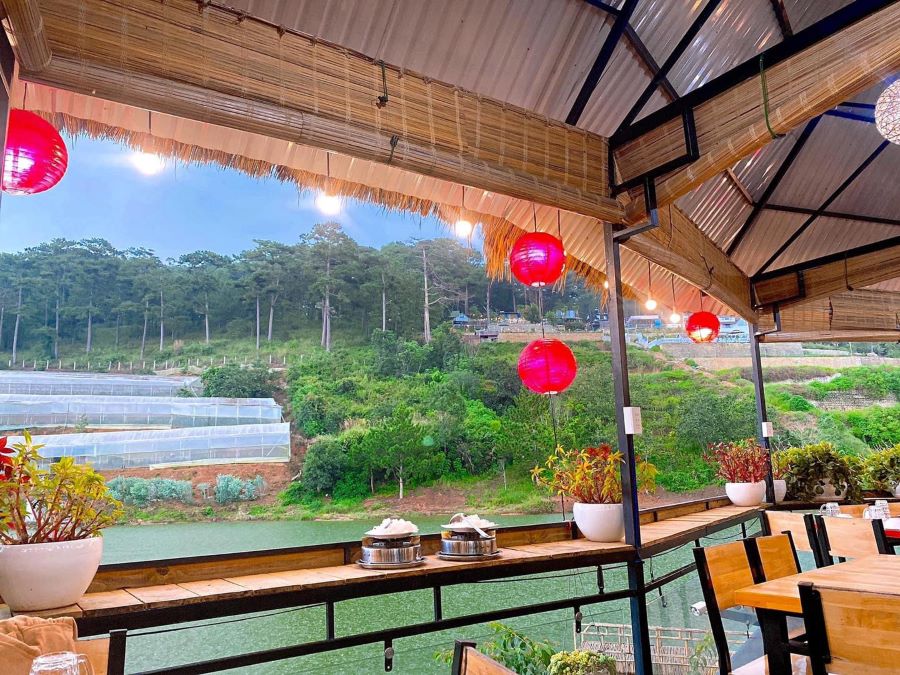 Du khách có thể vừa ngắm cảnh, vừa thưởng thức ẩm thực đặc trưng của khu vực