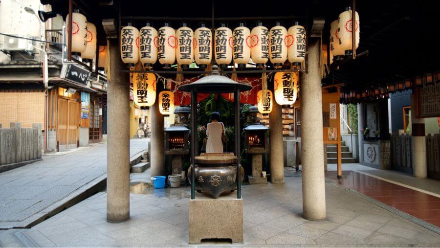 Điểm nhấn của Hozenji Yokocho chính là ngôi chùa Hozenji nhỏ nhắn nằm ngay trong con hẻm