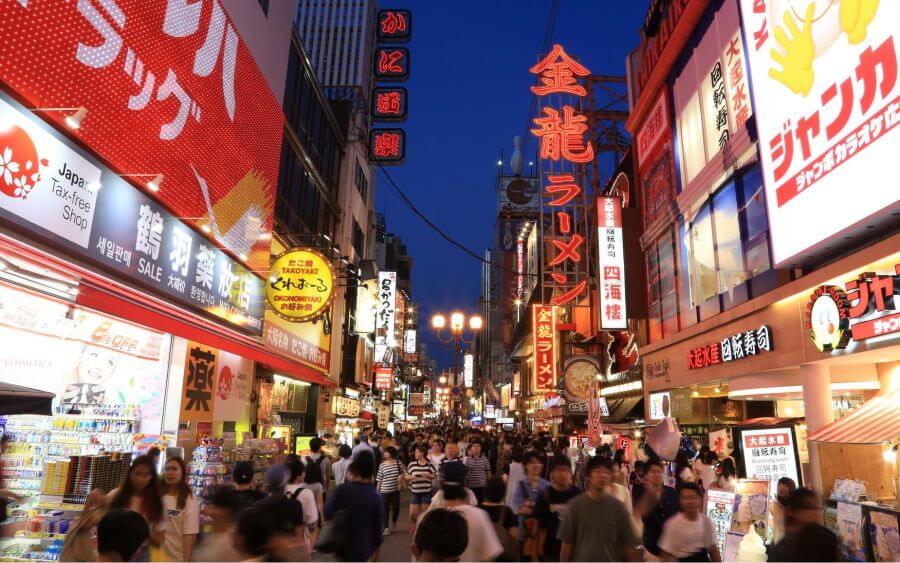 Shinsaibashi tập trung vào mua sắm hơn, trong khi Dotonbori nổi tiếng với ẩm thực và giải trí