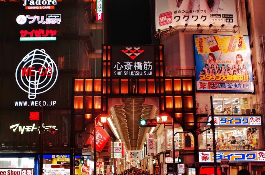 Shinsaibashi-suji Shopping Street là con phố mua sắm với vô số cửa hàng, từ các thương hiệu thời trang quốc tế cao cấp