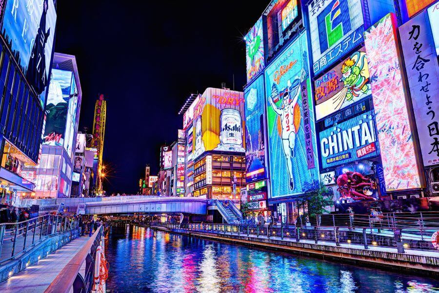 Dotonbori không chỉ là thiên đường ẩm thực và giải trí về đêm mà còn là một điểm đến mua sắm thú vị ở Osaka