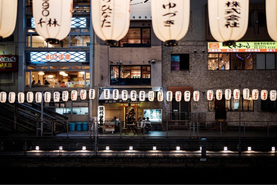 Lễ hội Đèn lồng Sông Dotonbori sở hữu một khung cảnh lung linh huyền ảo khiến nhiều du khách mê mẩn