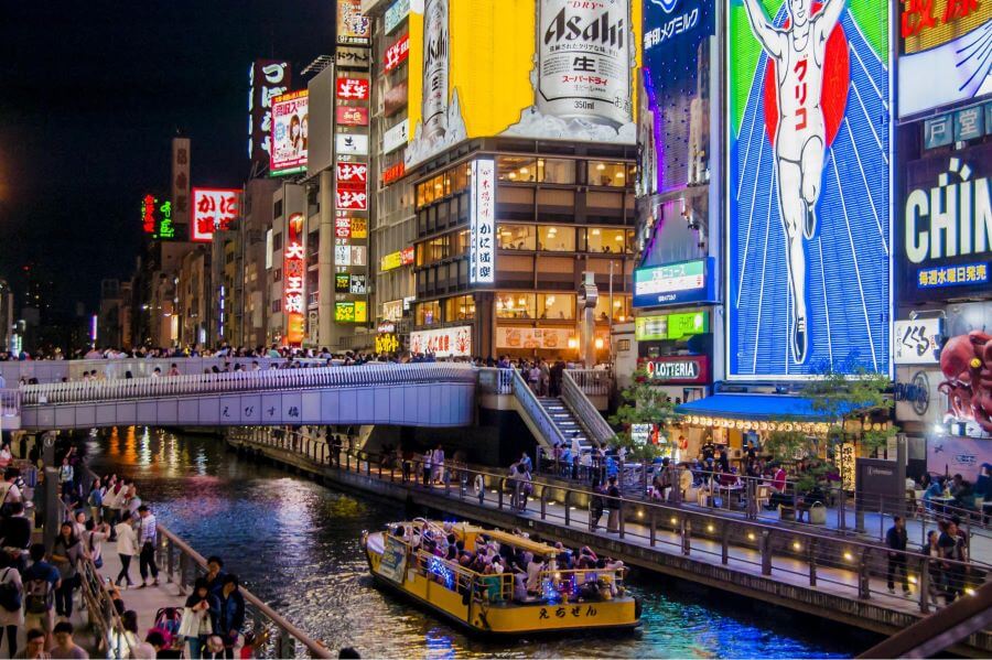 Dotonbori không chỉ quyến rũ du khách vào ban ngày mà còn khoác lên mình một vẻ đẹp lộng lẫy, huyền ảo khi màn đêm buông xuống