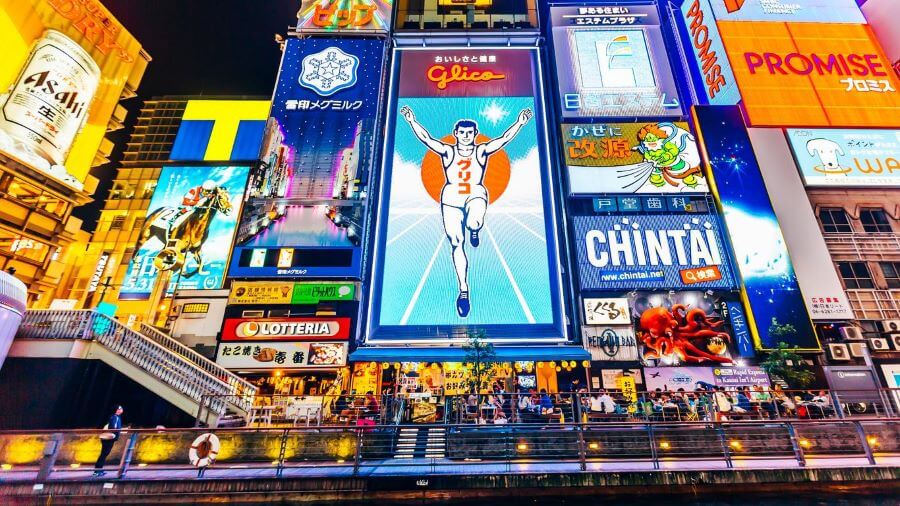 Biển hiệu Glico Man, hình ảnh người đàn ông đang chạy trên đường đua với hai tay giơ cao, đã trở thành một biểu tượng của Osaka