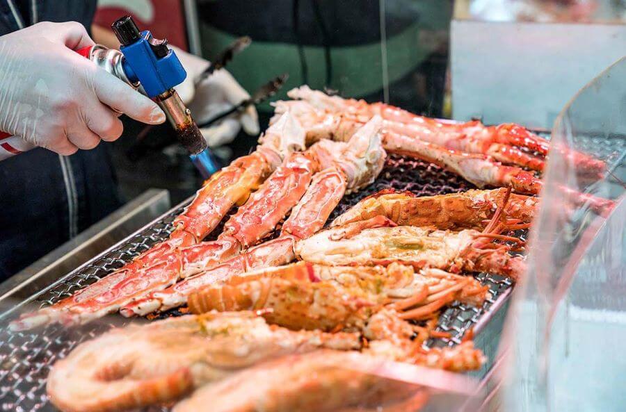 Dotonbori nổi tiếng với biển hiệu chú cua khổng lồ của nhà hàng Kani Doraku