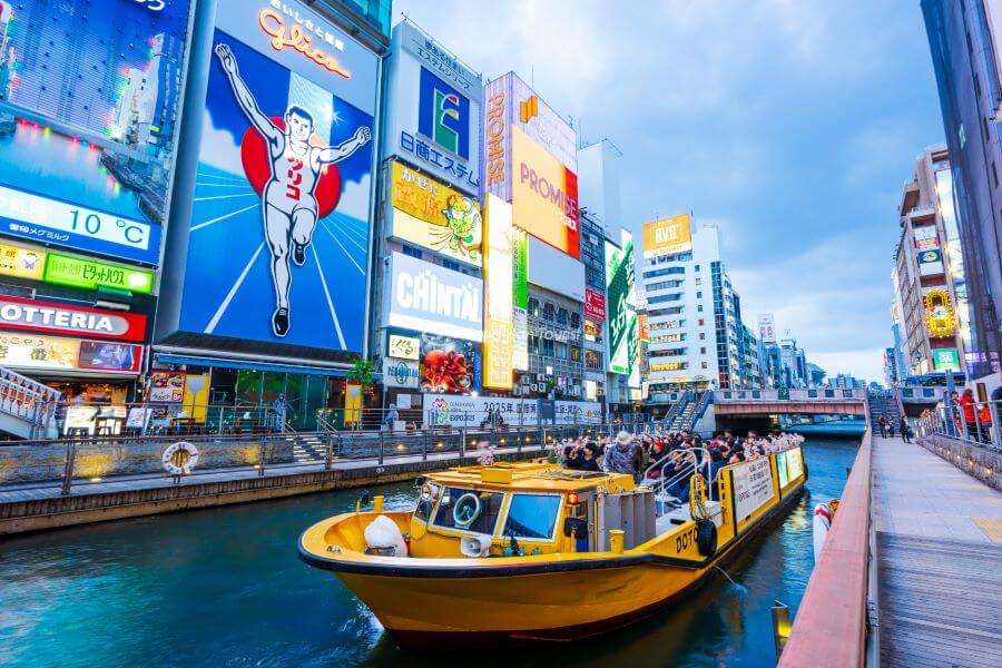 Du thuyền trên kênh đào Dotonbori là một trải nghiệm không thể bỏ qua khi đi du lịch Osaka