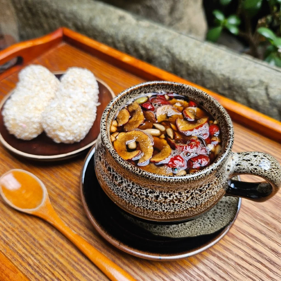 Shin Old Tea House là nơi mà bạn được đắm mình vào không gian truyền thống của Hàn Quốc với những loại trà thơm ngon, hấp dẫn