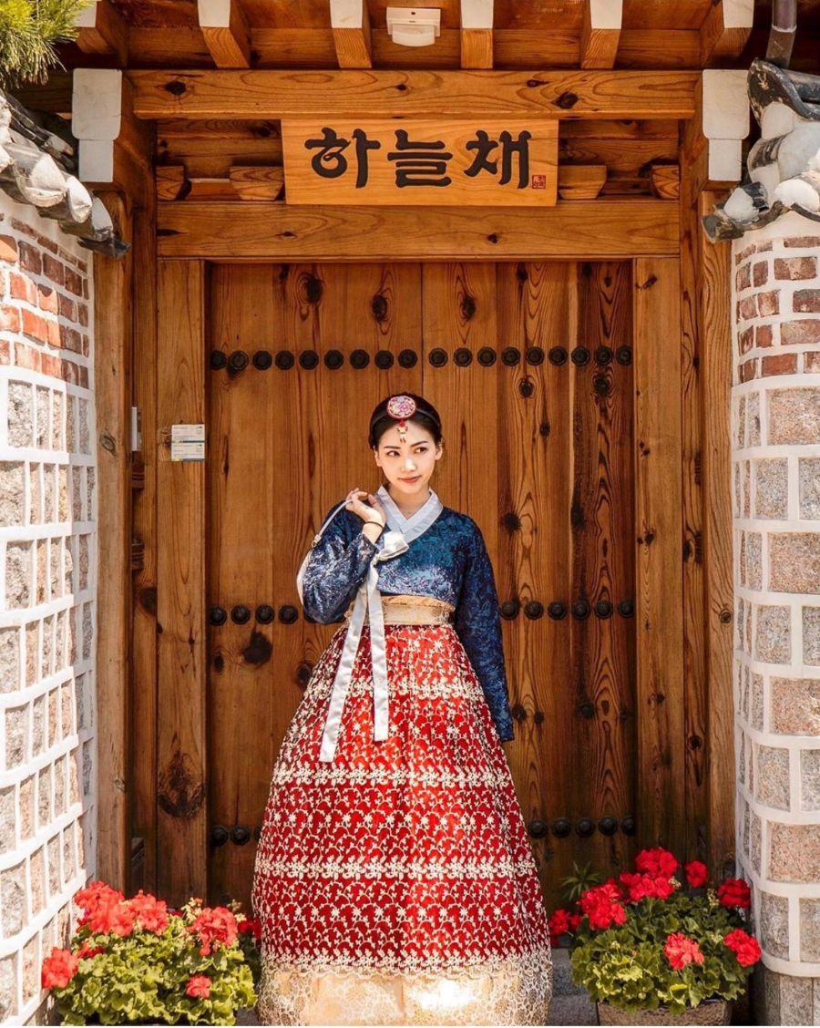 Tại Hanok Bukchon, bạn có thể tạo dáng với chiếc hanbok truyền thống, hóa thân thành một nàng tiểu thư Hàn Quốc