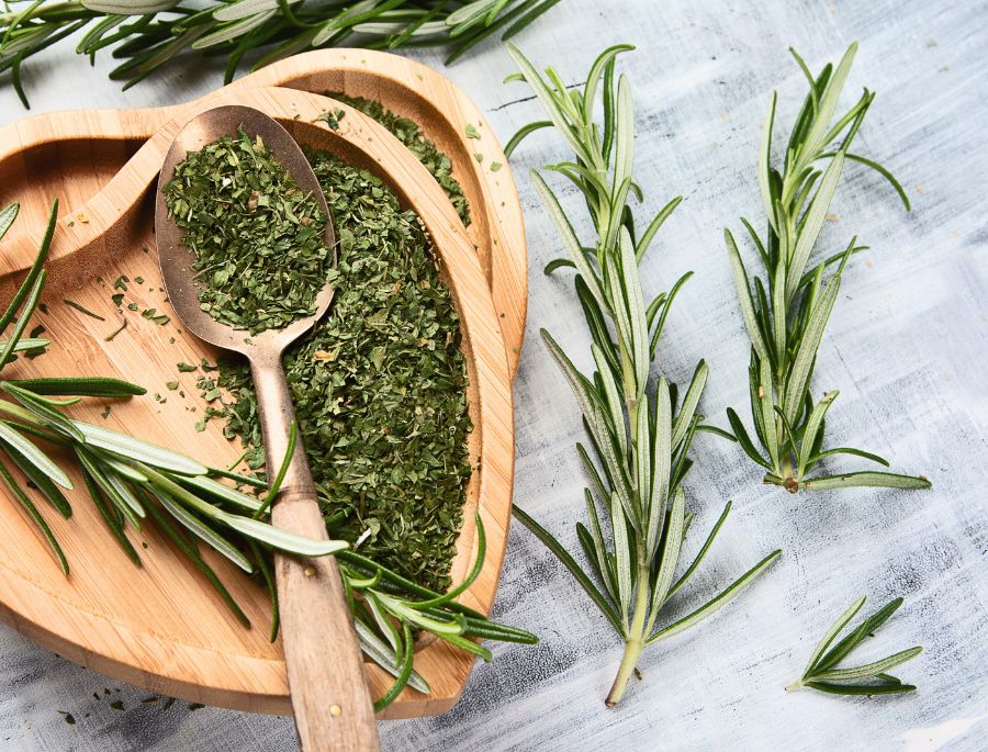 Không chỉ sử dụng nhiều trong món ăn Châu Âu mà húng thảo còn được sử dụng nhiều trong các món ăn Châu Á