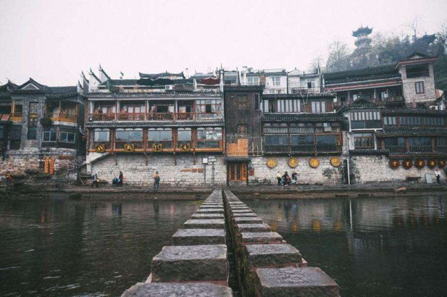 Cầu Hồng Kiều có lẽ là một trong những địa điểm du lịch nổi bật nhất cổ trấn mà du khách nào cũng muốn ghé thăm