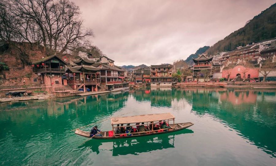 Nước sông Đà Giang trong xanh màu ngọc bích, lấp lánh, thướt tha khi được phản chiếu dưới ánh đèn