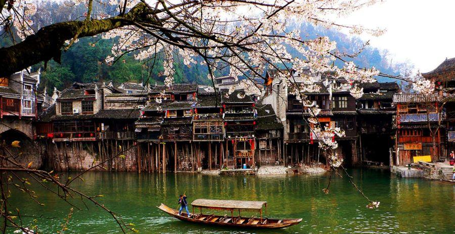 Không thể phủ nhận rằng mùa xuân ở Phượng Hoàng cổ trấn đẹp không thua kém gì mùa thu cả