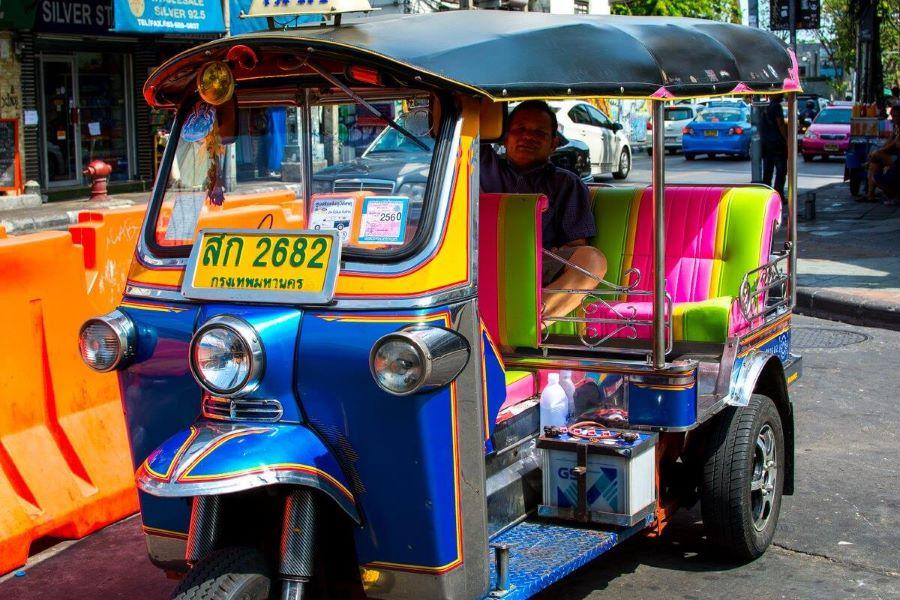 Một xe Tuk-tuk chỉ có thể chở được tối đa từ 2 đến 5 người mà thôi