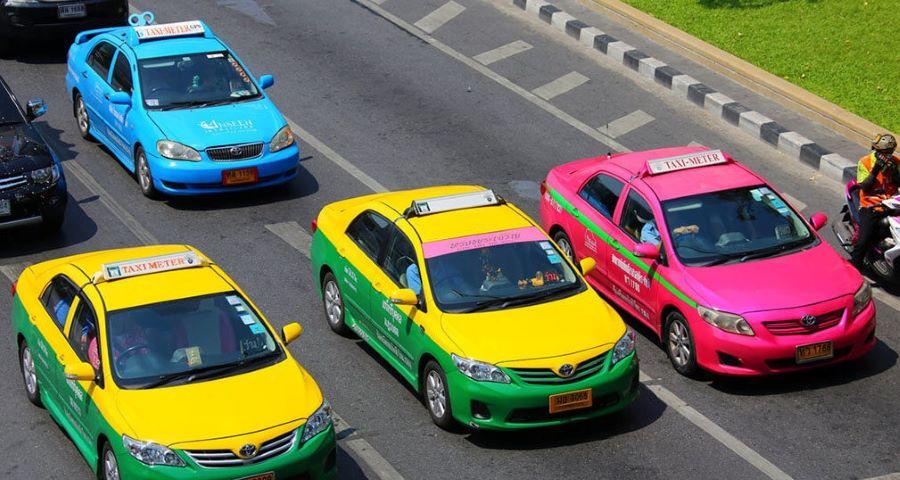 Điểm đặc biệt của taxi Thái Lan là có rất nhiều màu sắc bắt mắt 