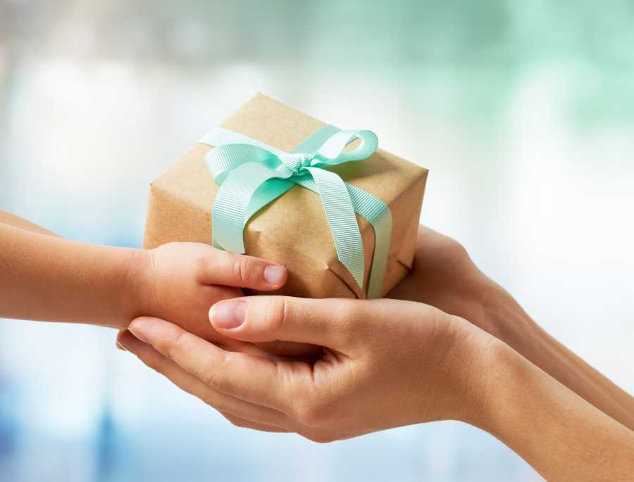 Việc tặng quà cho Bạn Bè và người thân là một hoạt động thường thấy sau mỗi chuyến du lịch Úc