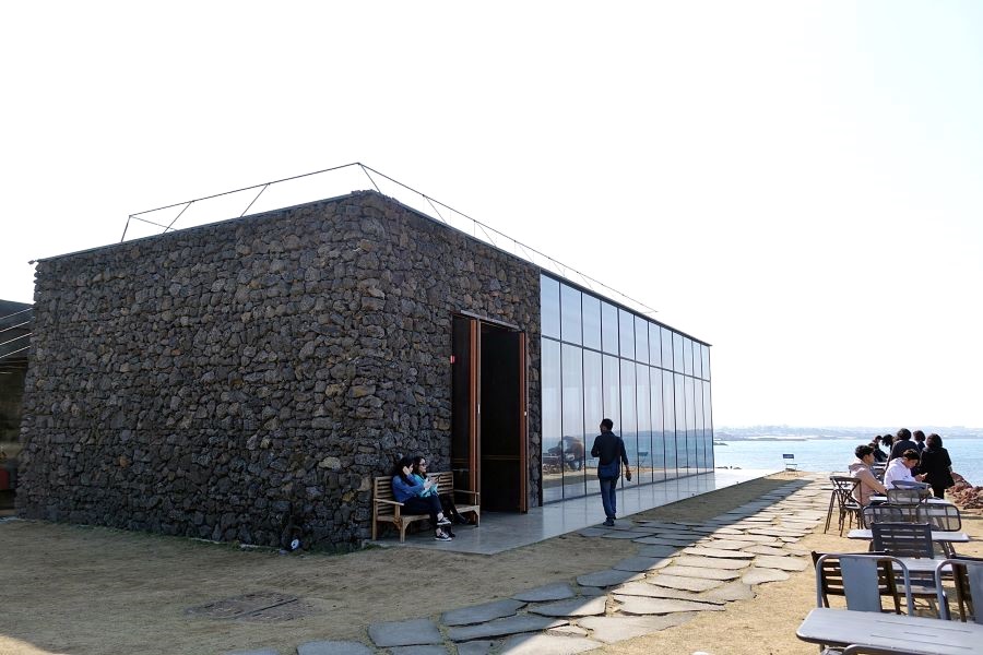 Quán Aewol Monsant Cafe nằm ở phía Tây hòn đảo Jeju sở hữu view biển đắt giá 