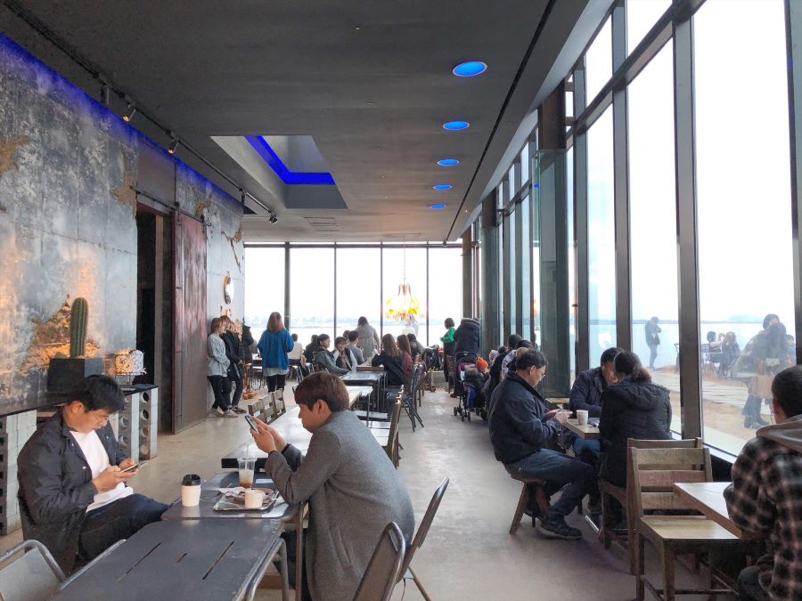 Quán Aewol Monsant Cafe được thiết kế tinh giản mà vô cùng ấn tượng