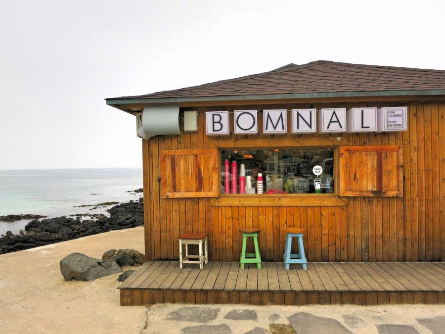 Bomnal Café là một quán cà phê đẹp và nổi tiếng có vị trí đắc địa nằm cạnh bờ biển