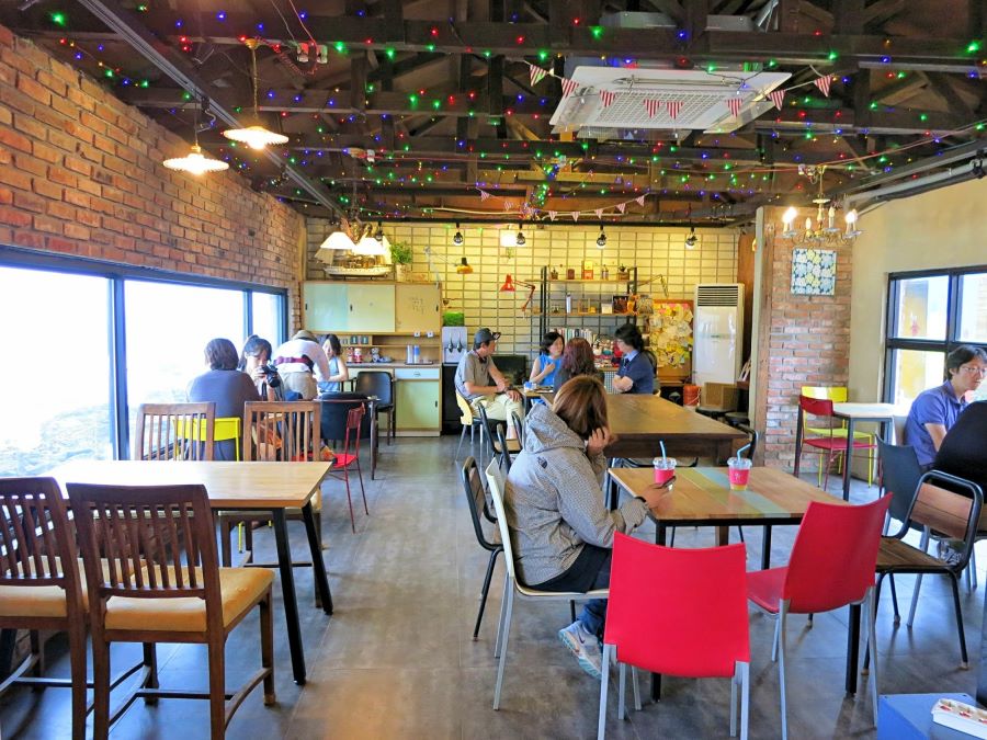 Bomnal Café mang đến rất nhiều góc sống ảo chất lừ cho du khách