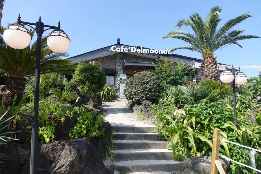 Café Delmoondo được người trẻ cực kỳ yêu thích vì view hướng thẳng ra biển vô cùng đẹp và thơ mộng