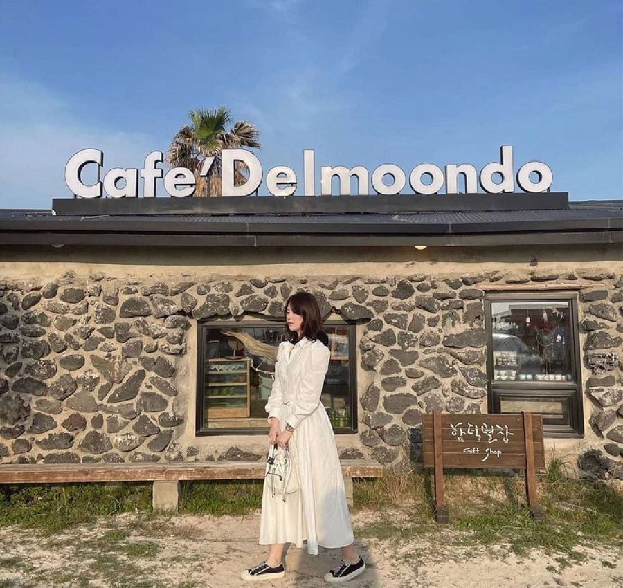 Café Delmoondo là một trong những quán cà phê đẹp và nối tiếng nhất trên đảo Jeju 