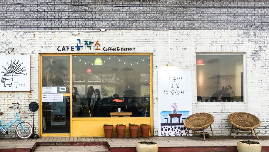 Café Gongjakso có không gian đẹp lãng mạn, chỉ cần ngồi vào là có ảnh đẹp 