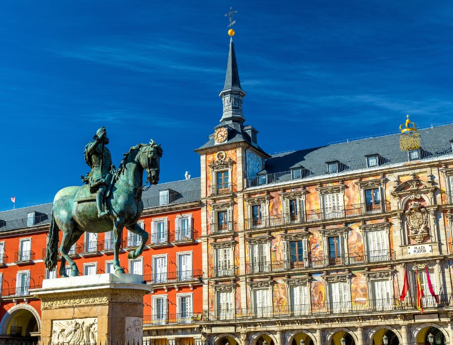 Bức tượng nổi tiếng Vua Felipe III trên lưng ngựa tại trung tâm quảng trường