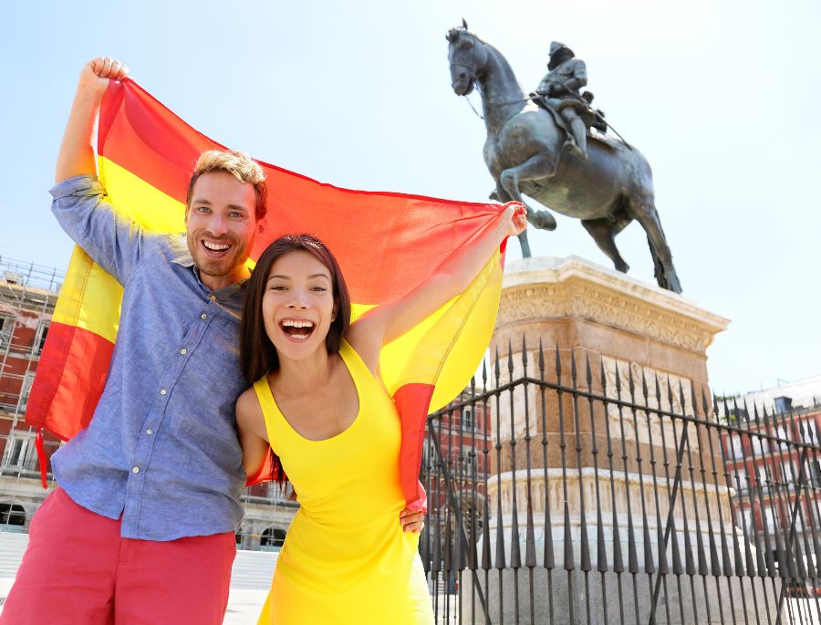 Khách du lịch check in tại các điểm nhấn của quảng trường