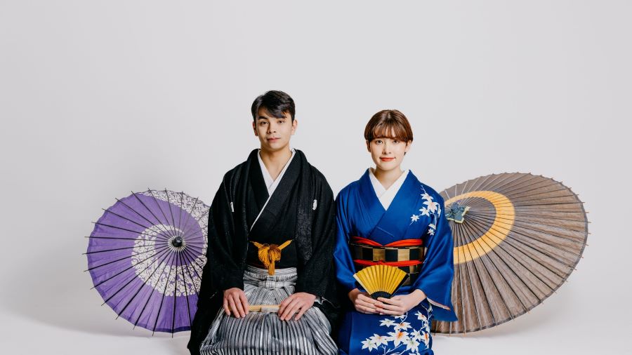 Ngồi quỳ gối khi mặc kimono thể hiện sự thanh lịch, trang trọng