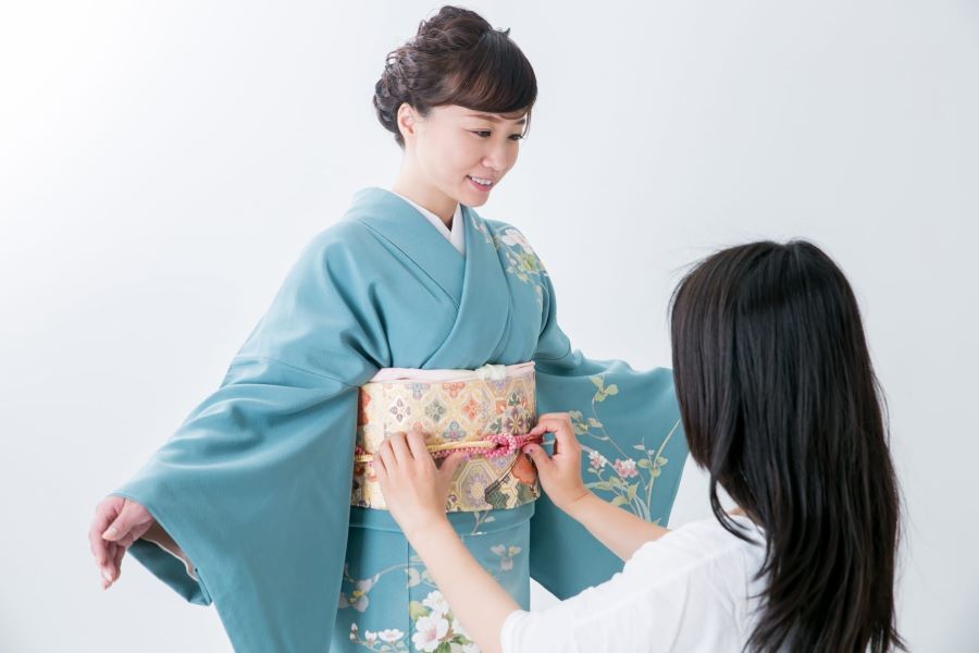 Để mặc được một bộ kimono đúng chuẩn Nhật bản cần trải qua nhiều công đoạn