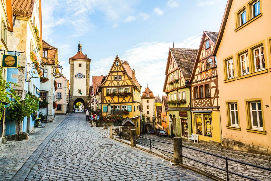 Thị trấn Rothenburg ob der Tauber nằm trên con đường lãng mạn (Romantische Straße)