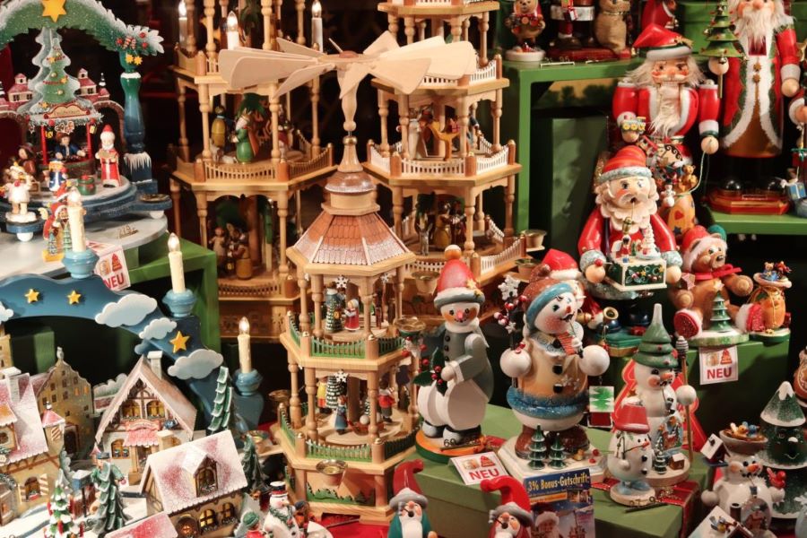 Những món đồ giáng sinh xinh xắn được bày bán tại khu vực bảo tàng