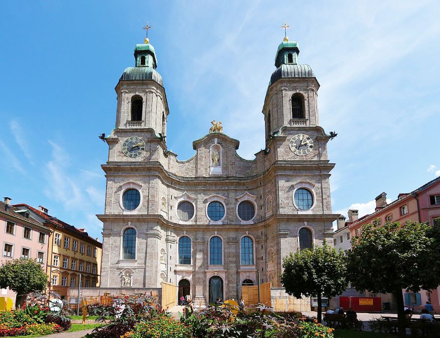 Nhà thờ nổi bật nhất là tòa tháp lăng trụ cao 92 mét