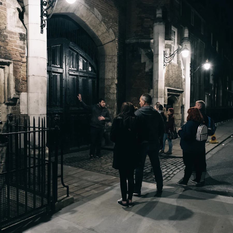Du khách sẽ được đi bộ và khám phá những địa điểm ma quái nhất tại London