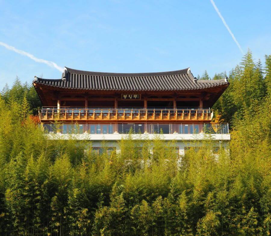 Màu sắc chủ đạo của các kiến trúc tại Juknokwon là màu nâu trầm của gỗ, màu xanh của tre, tạo cảm giác ấm cúng, gần gũi