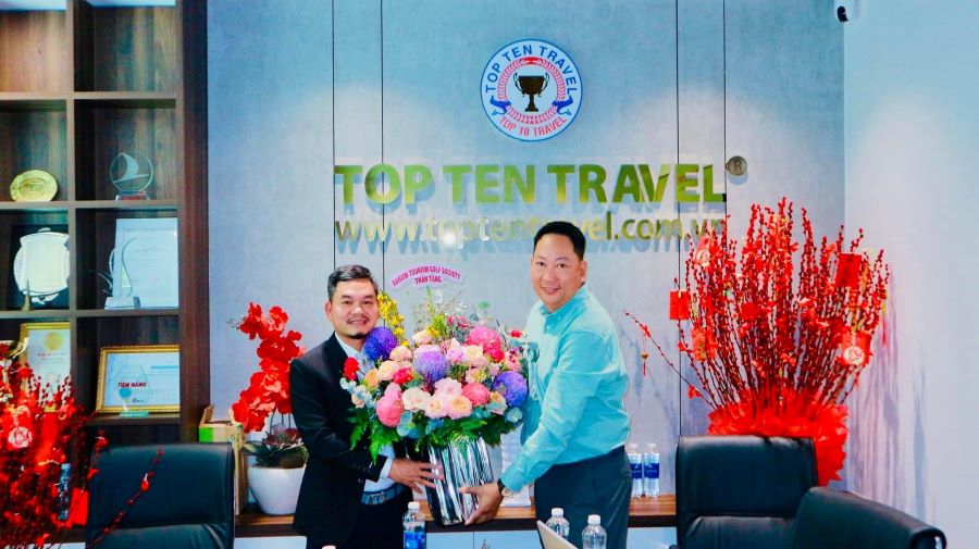 Đại diện Ban Chấp Hành Chi Hội Saigon Tourism Golf Society phát biểu và chúc mừng, tặng hoa cho doanh nghiệp Top Ten Travel 