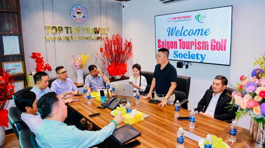 Tổng Giám Đốc Top Ten Travel - Ông Dương Bá Hưng trao đổi tại buổi gặp mặt sáng ngày 29/2/2024