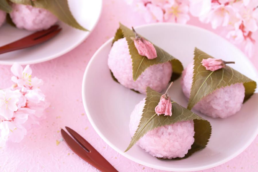Sakura Mochi là món bánh truyền thống lâu đời trong ngày Tết cổ truyền Oshougatsu của người dân xứ sở mặt trời mọc
